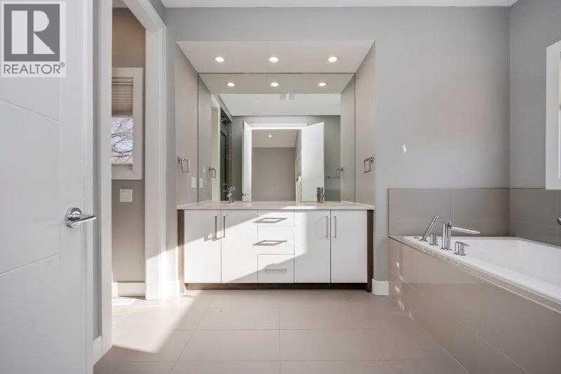 219 19 Avenue Nw, Calgary, AB - Indoor Photo Showing Bathroom
