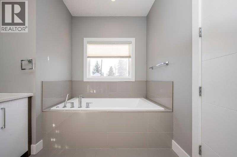 219 19 Avenue Nw, Calgary, AB - Indoor Photo Showing Bathroom