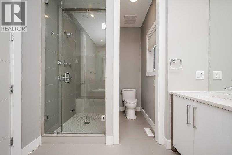 219 19 Avenue Nw, Calgary, AB - Indoor Photo Showing Bathroom