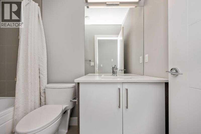 219 19 Avenue Nw, Calgary, AB - Indoor Photo Showing Bathroom