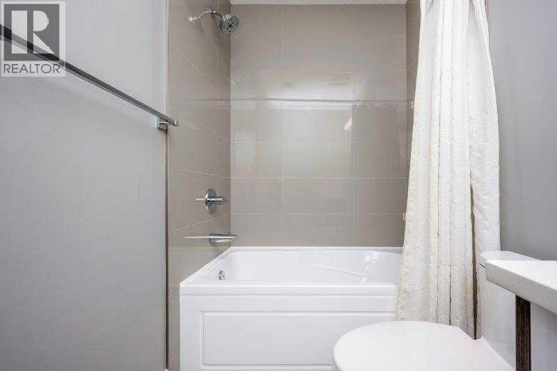 219 19 Avenue Nw, Calgary, AB - Indoor Photo Showing Bathroom