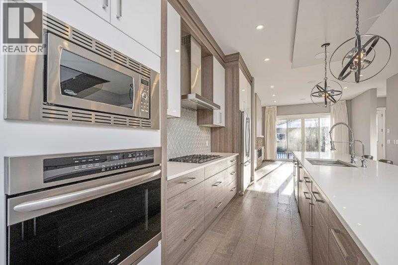 219 19 Avenue Nw, Calgary, AB - Indoor Photo Showing Kitchen With Upgraded Kitchen