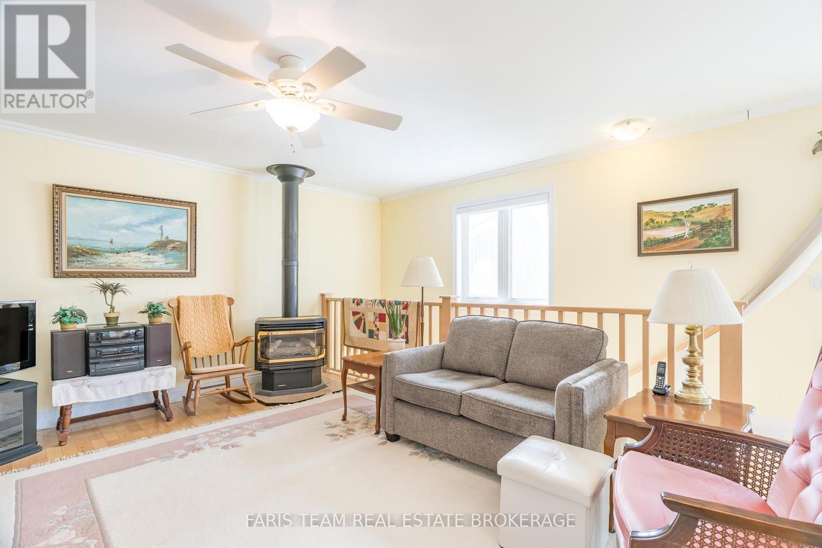 24 Finley Drive, Tiny, ON - Indoor Photo Showing Living Room
