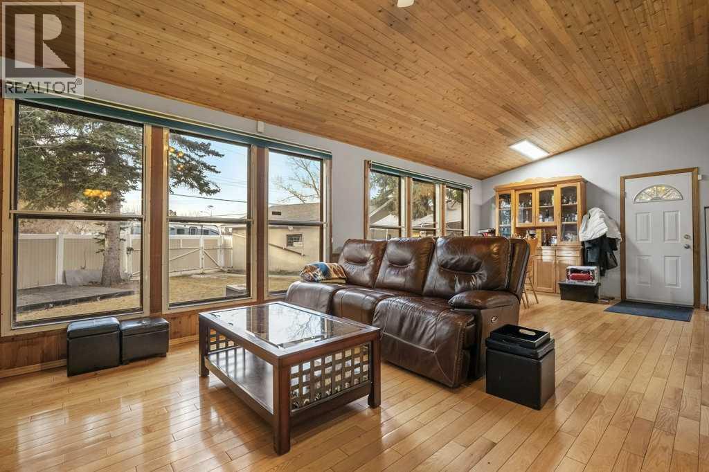 4704 Marbury Place Ne, Calgary, AB - Indoor Photo Showing Living Room
