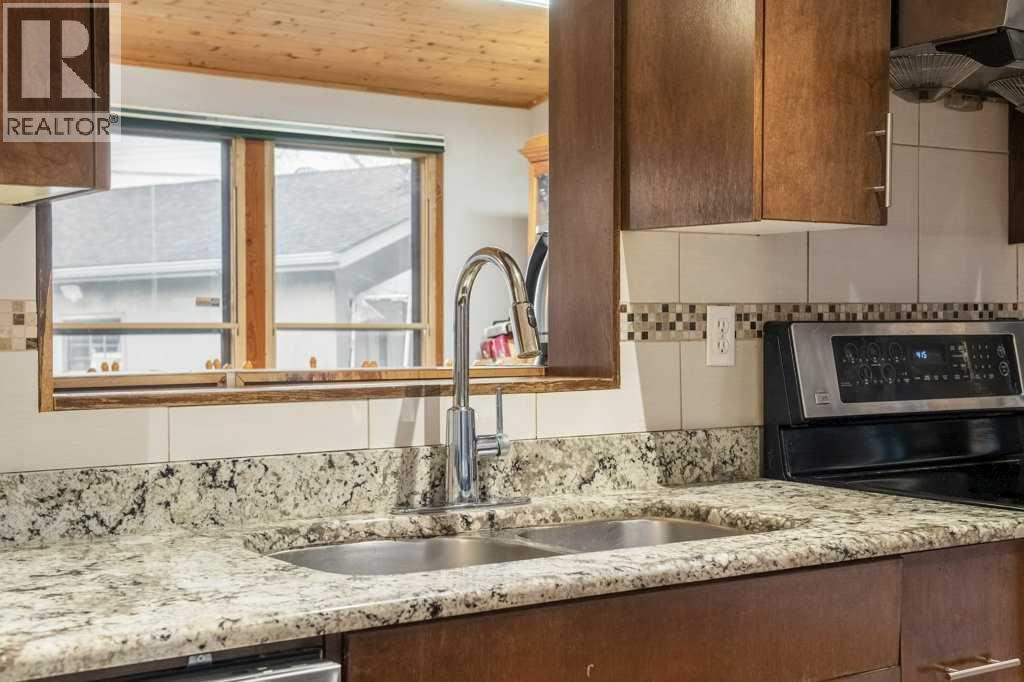4704 Marbury Place Ne, Calgary, AB - Indoor Photo Showing Kitchen With Double Sink With Upgraded Kitchen