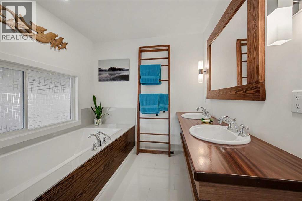 7331 Silver Mead Road Nw, Calgary, AB - Indoor Photo Showing Bathroom