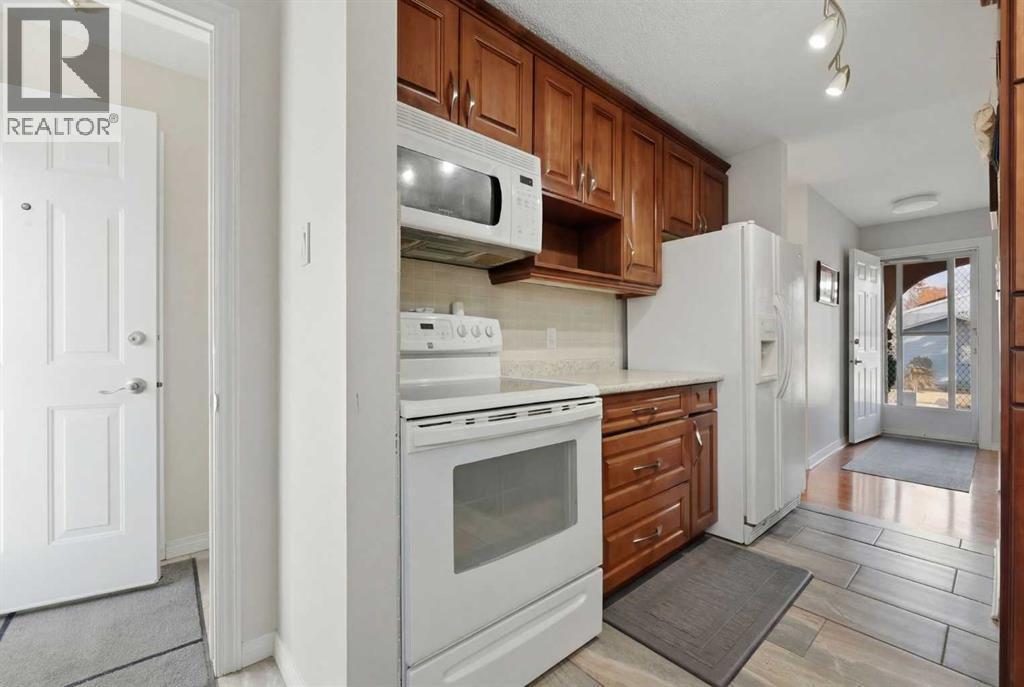 63 Huntmeadow Road Ne, Calgary, AB - Indoor Photo Showing Kitchen