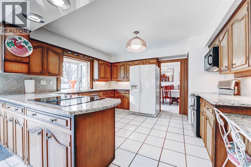 1111 Beverley Boulevard Sw, Calgary, AB - Indoor Photo Showing Kitchen