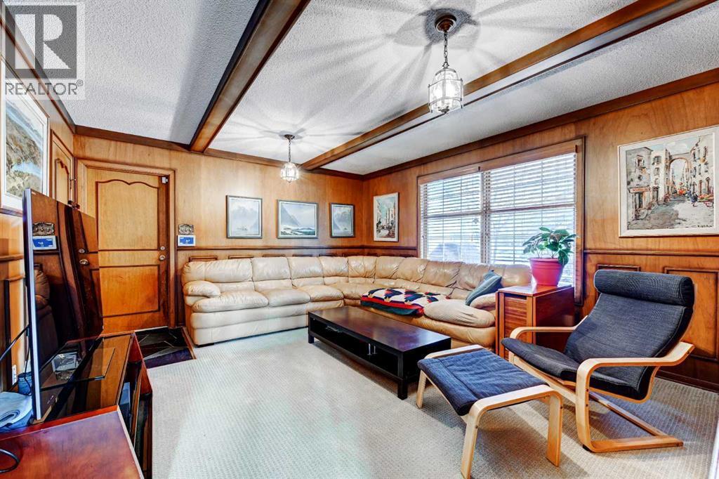 1111 Beverley Boulevard Sw, Calgary, AB - Indoor Photo Showing Other Room