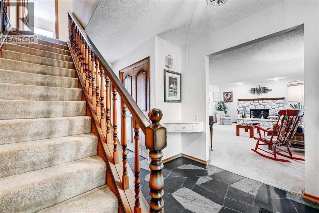 1111 Beverley Boulevard Sw, Calgary, AB - Indoor Photo Showing Other Room