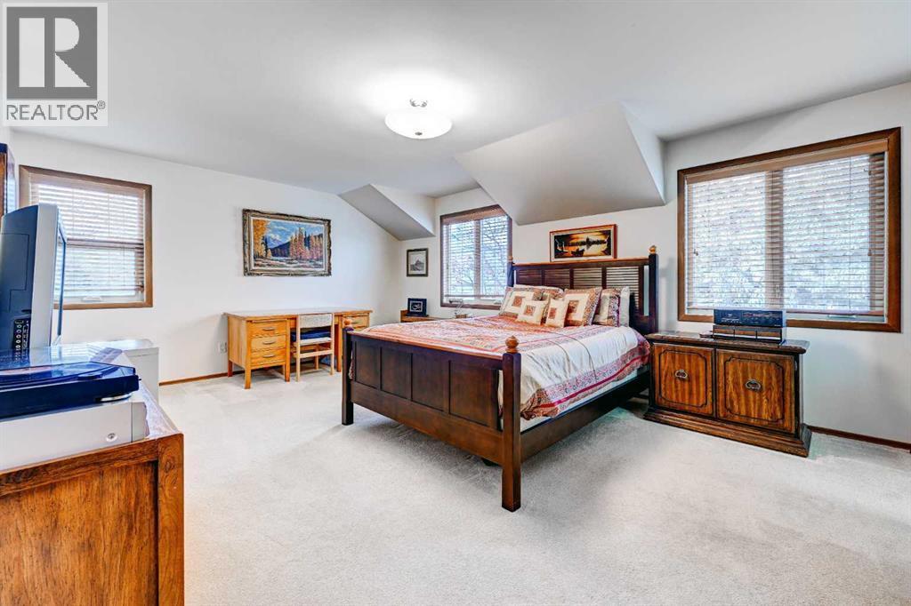 1111 Beverley Boulevard Sw, Calgary, AB - Indoor Photo Showing Bedroom