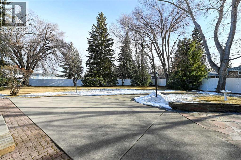 Backyard - 1111 Beverley Boulevard Sw, Calgary, AB - Outdoor With View