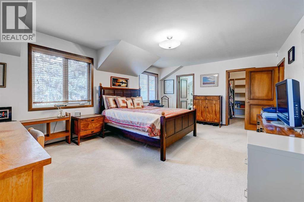 1111 Beverley Boulevard Sw, Calgary, AB - Indoor Photo Showing Bedroom