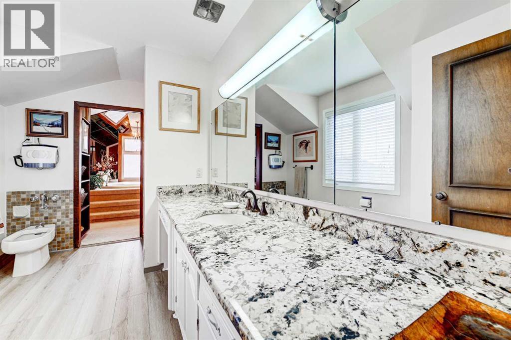 1111 Beverley Boulevard Sw, Calgary, AB - Indoor Photo Showing Bathroom