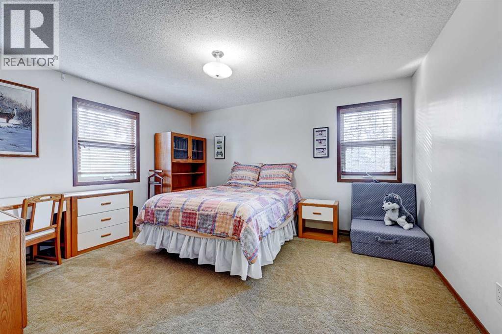 1111 Beverley Boulevard Sw, Calgary, AB - Indoor Photo Showing Bedroom