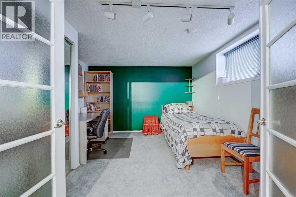 1111 Beverley Boulevard Sw, Calgary, AB - Indoor Photo Showing Bedroom