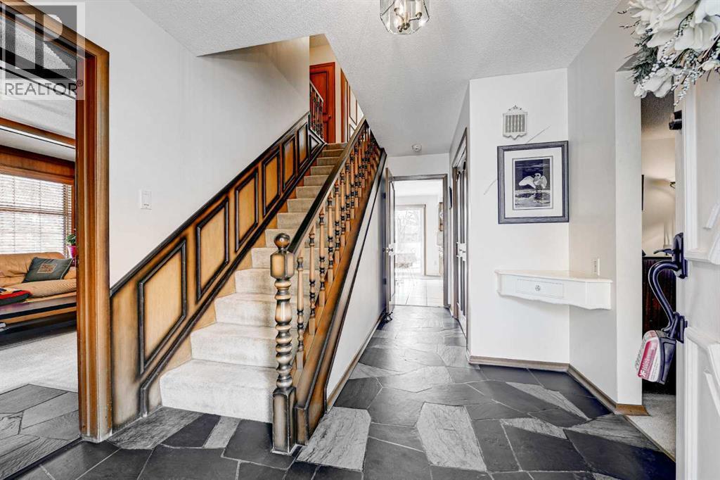 1111 Beverley Boulevard Sw, Calgary, AB - Indoor Photo Showing Other Room