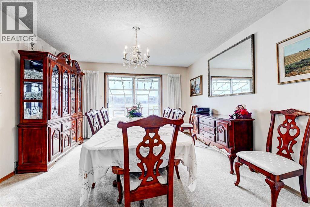 1111 Beverley Boulevard Sw, Calgary, AB - Indoor Photo Showing Dining Room