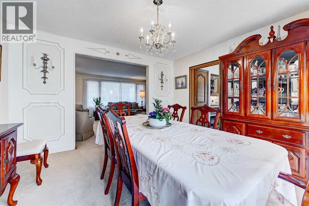 1111 Beverley Boulevard Sw, Calgary, AB - Indoor Photo Showing Dining Room