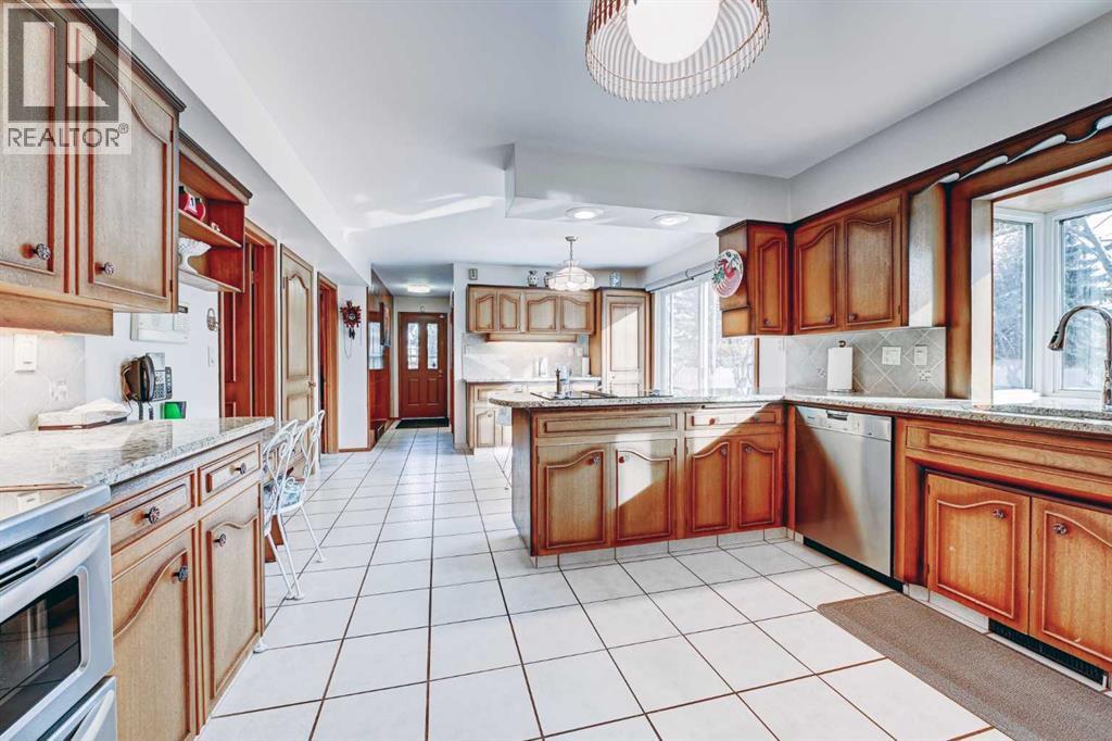 1111 Beverley Boulevard Sw, Calgary, AB - Indoor Photo Showing Kitchen