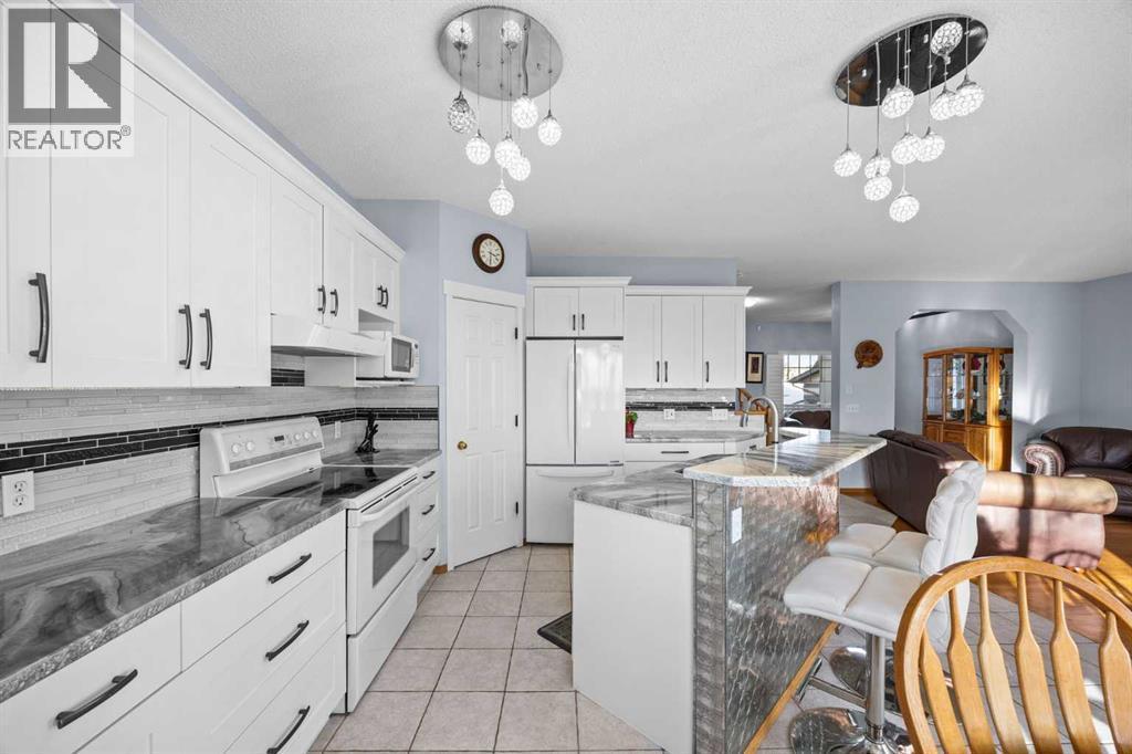 244 Oakmere Place, Chestermere, AB - Indoor Photo Showing Kitchen