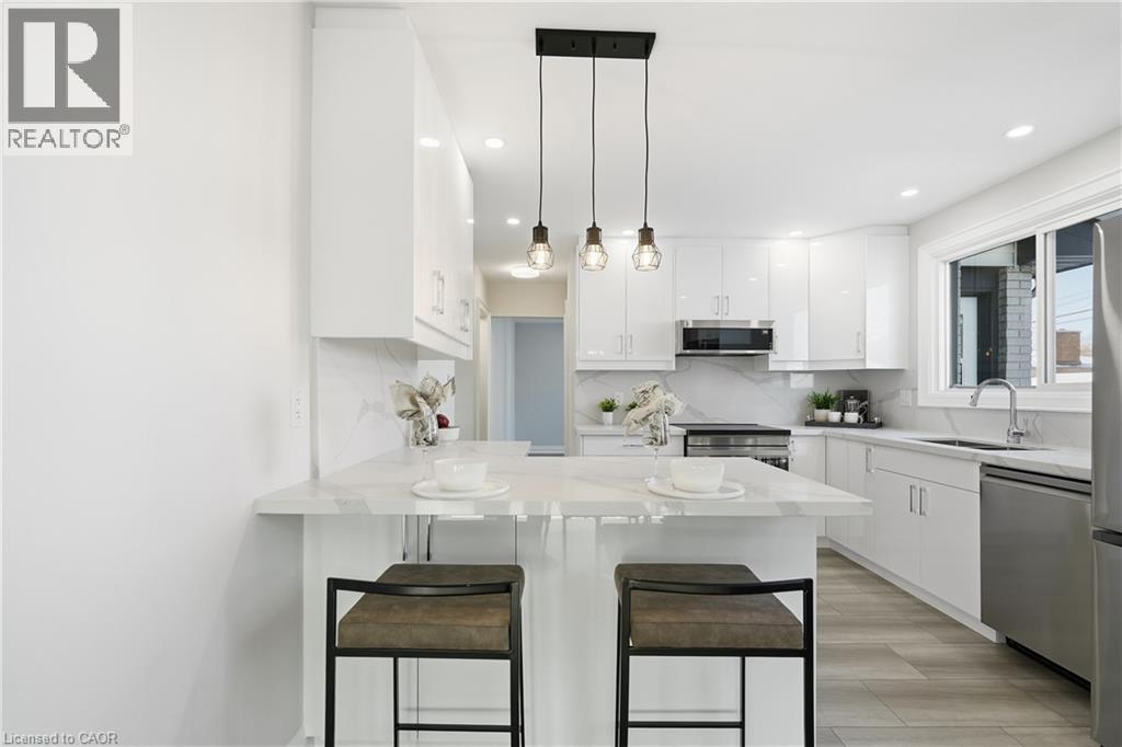 26 Clifton Downs Road, Hamilton, ON - Indoor Photo Showing Kitchen With Upgraded Kitchen