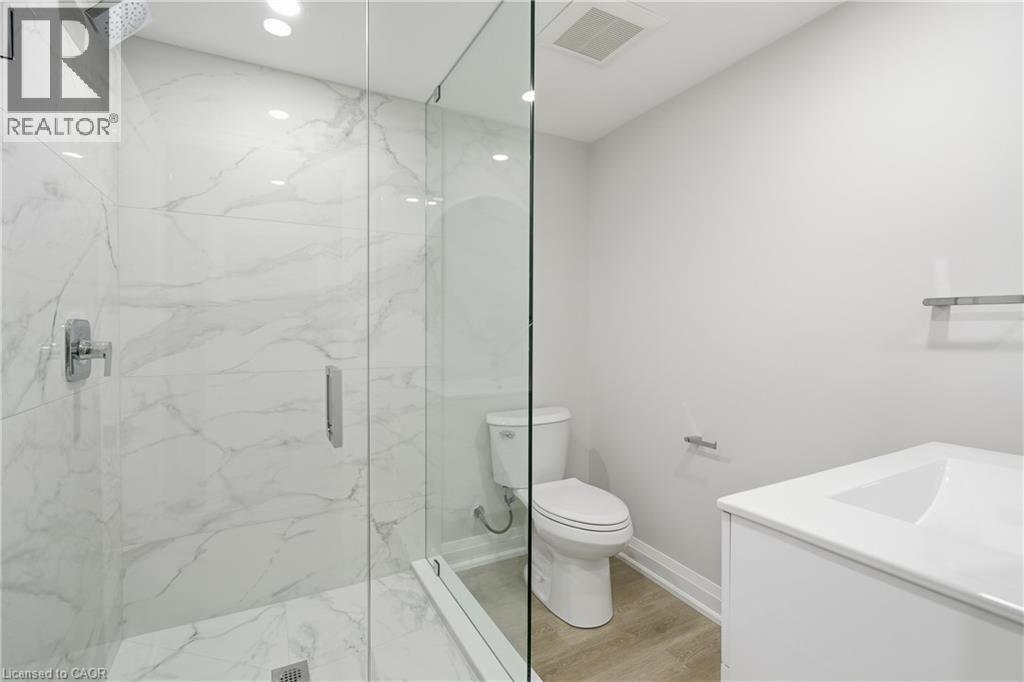 26 Clifton Downs Road, Hamilton, ON - Indoor Photo Showing Bathroom