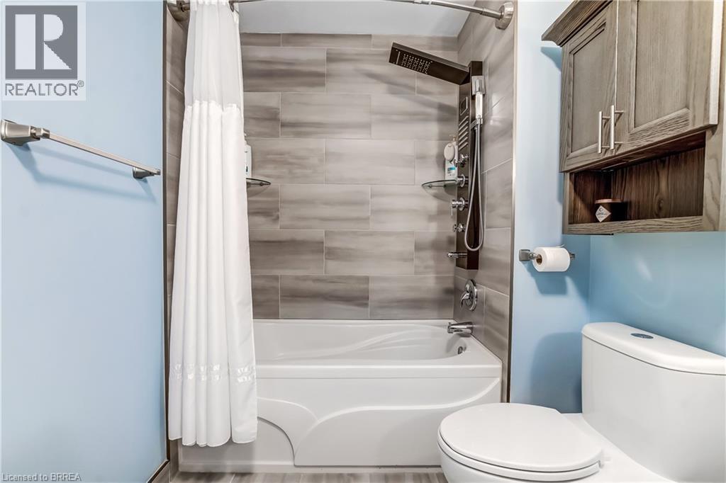 4 Maple Crescent, Paris, ON - Indoor Photo Showing Bathroom