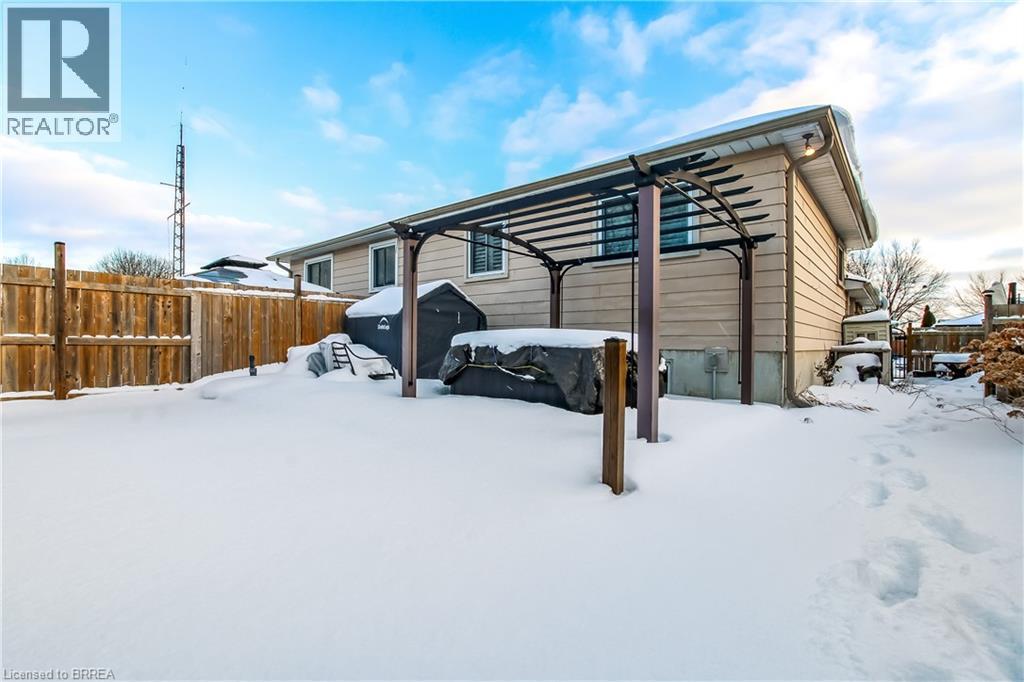 4 Maple Crescent, Paris, ON - Outdoor