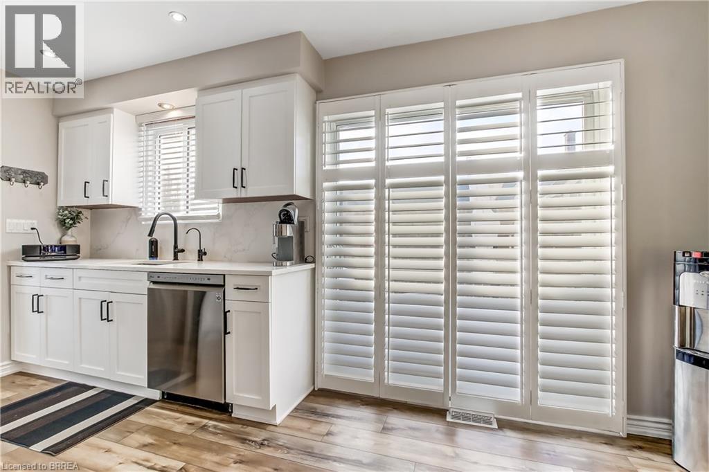 4 Maple Crescent, Paris, ON - Indoor Photo Showing Kitchen With Upgraded Kitchen