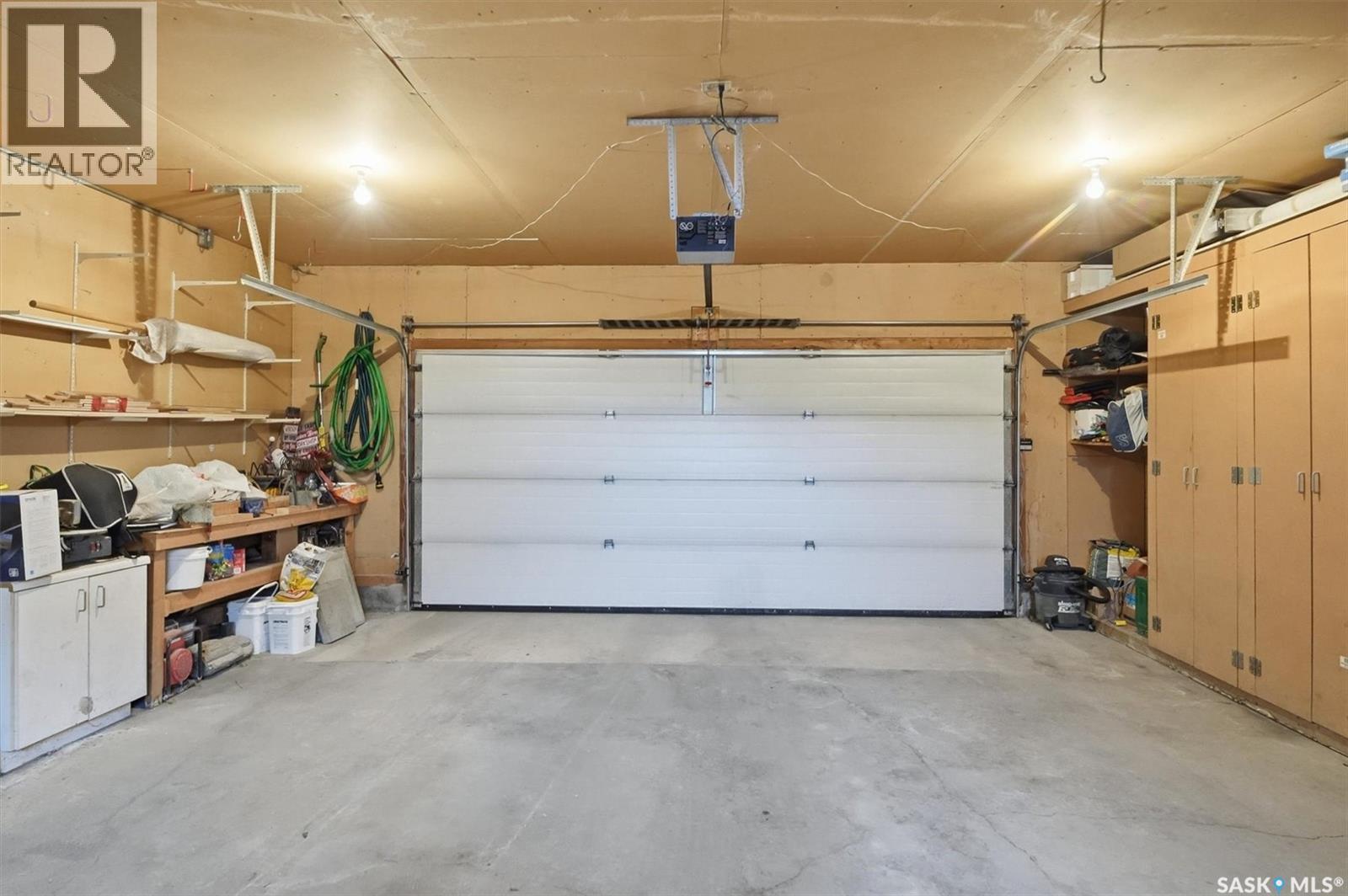 206 Gathercole Crescent, Saskatoon, SK - Indoor Photo Showing Garage