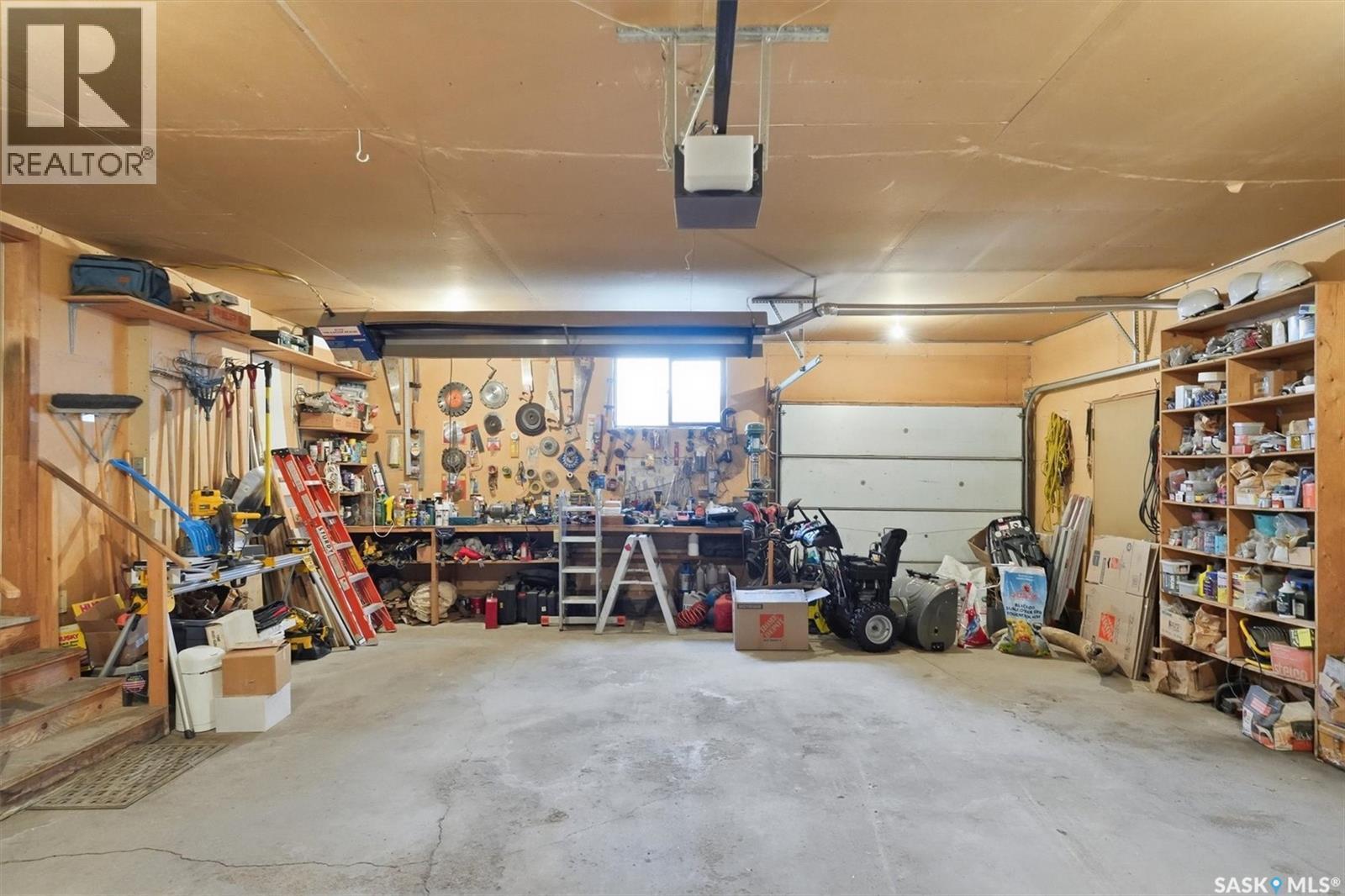 206 Gathercole Crescent, Saskatoon, SK - Indoor Photo Showing Garage