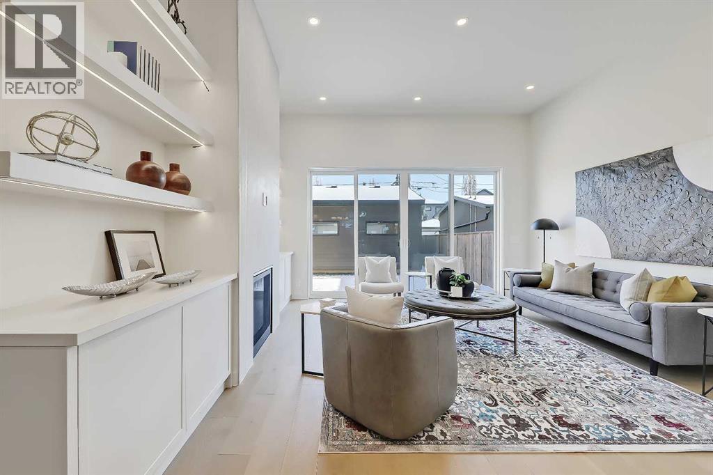 5020 21A Street Sw, Calgary, AB - Indoor Photo Showing Living Room