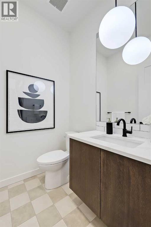 5020 21A Street Sw, Calgary, AB - Indoor Photo Showing Bathroom