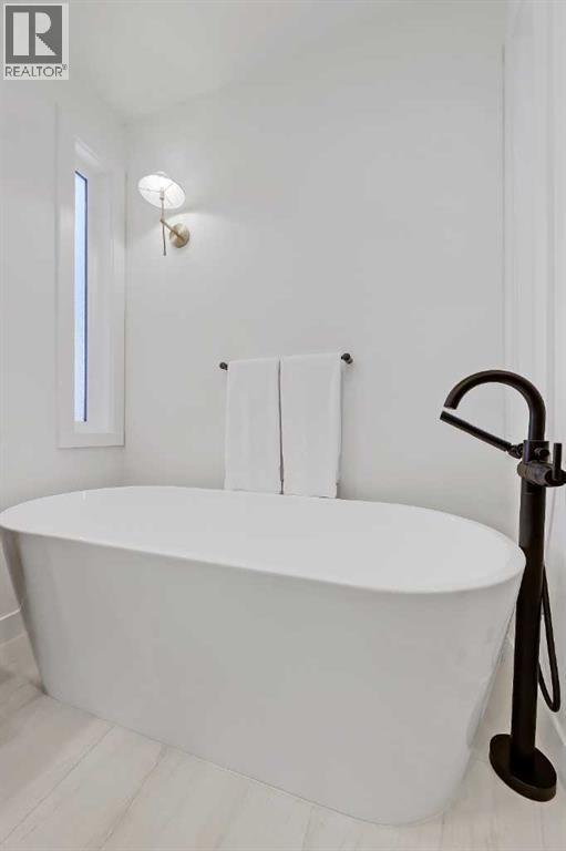 5020 21A Street Sw, Calgary, AB - Indoor Photo Showing Bathroom