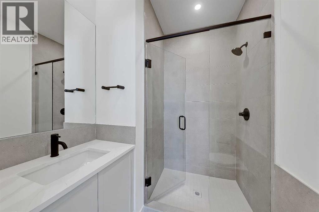 5020 21A Street Sw, Calgary, AB - Indoor Photo Showing Bathroom