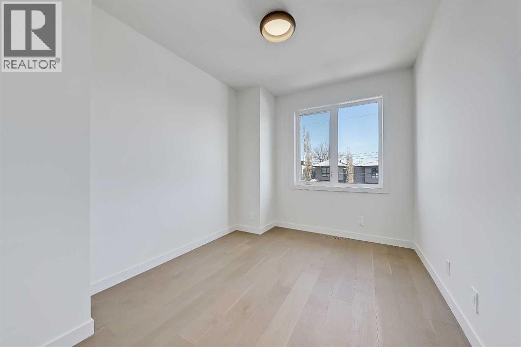 5020 21A Street Sw, Calgary, AB - Indoor Photo Showing Other Room