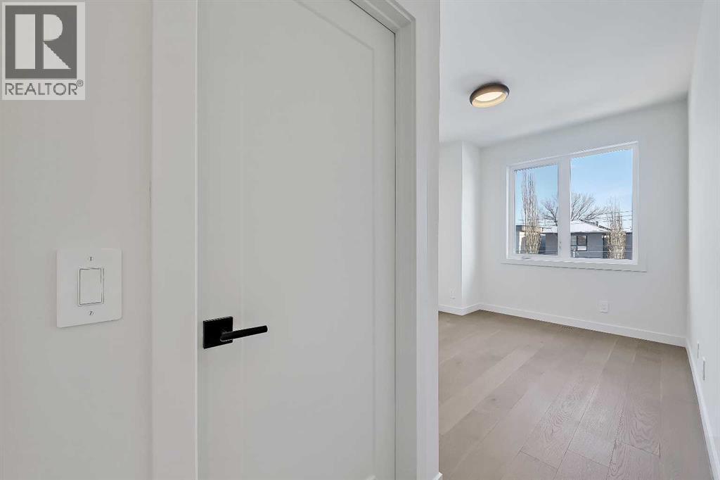 5020 21A Street Sw, Calgary, AB - Indoor Photo Showing Other Room