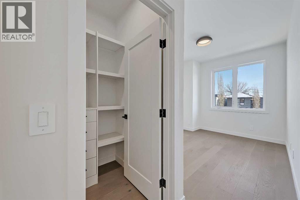 5020 21A Street Sw, Calgary, AB - Indoor Photo Showing Other Room