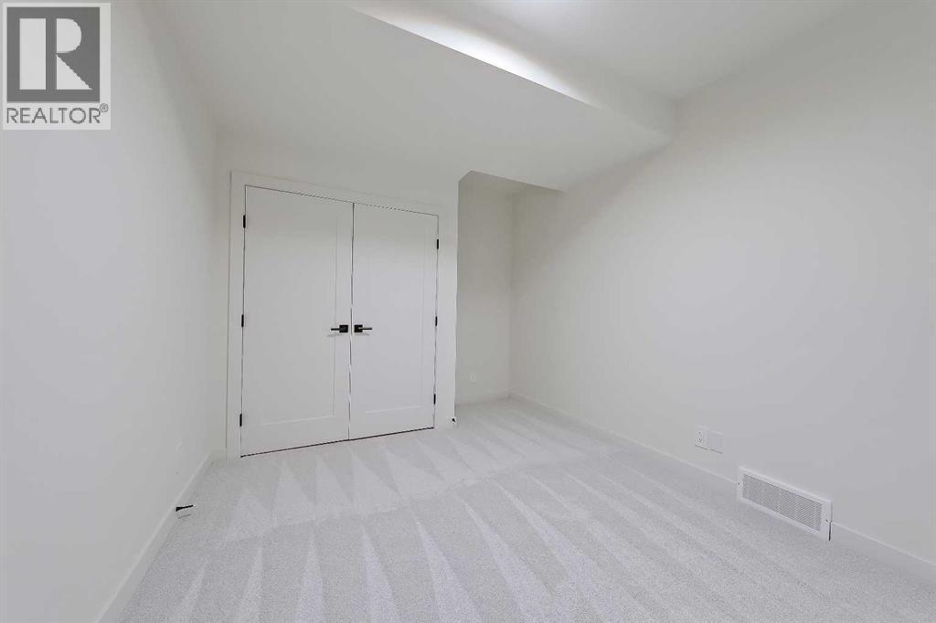 5020 21A Street Sw, Calgary, AB - Indoor Photo Showing Other Room