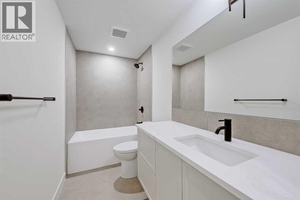 5020 21A Street Sw, Calgary, AB - Indoor Photo Showing Bathroom