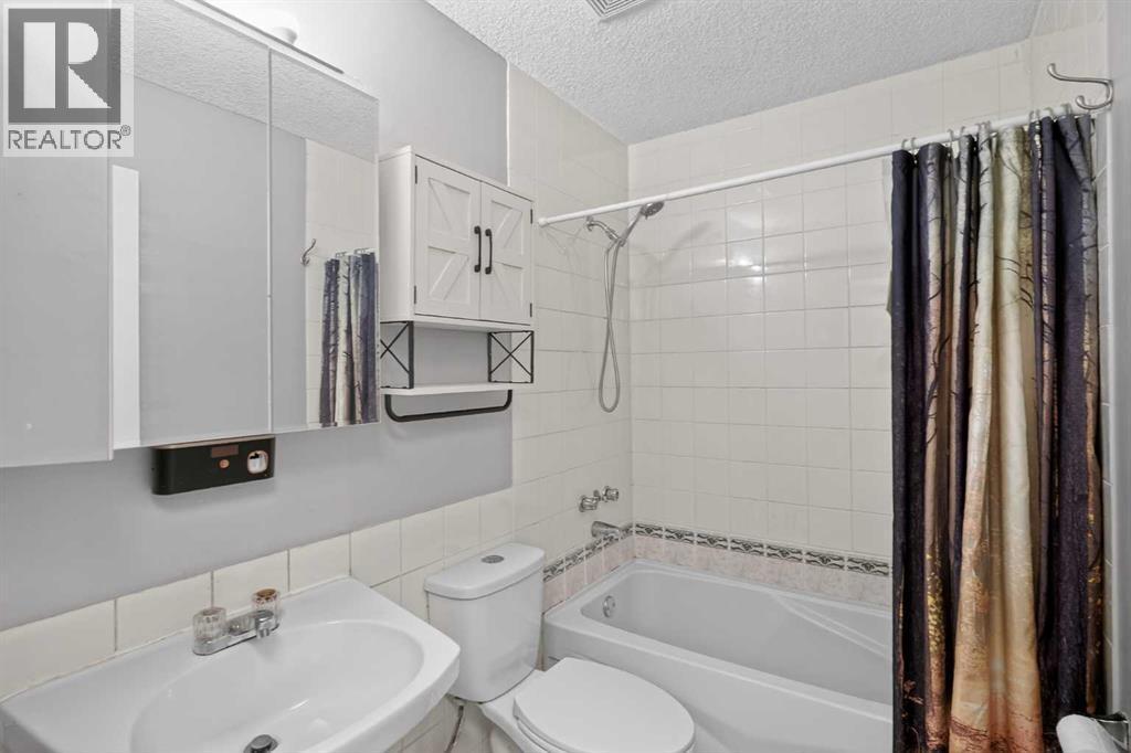 3503 42 Street Ne, Calgary, AB - Indoor Photo Showing Bathroom
