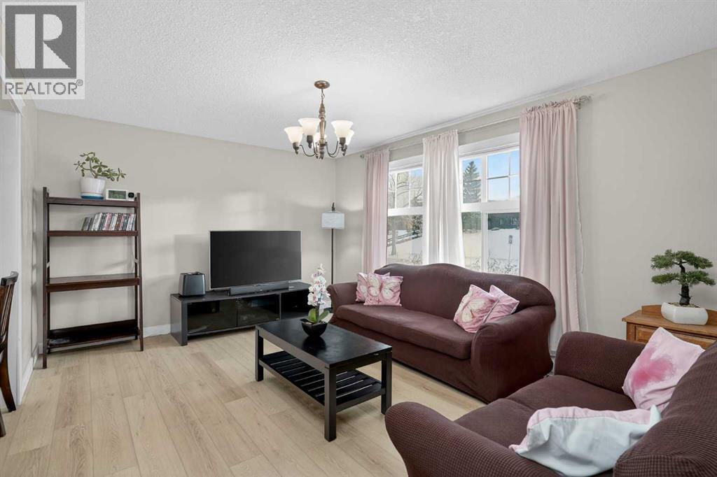 3503 42 Street Ne, Calgary, AB - Indoor Photo Showing Living Room