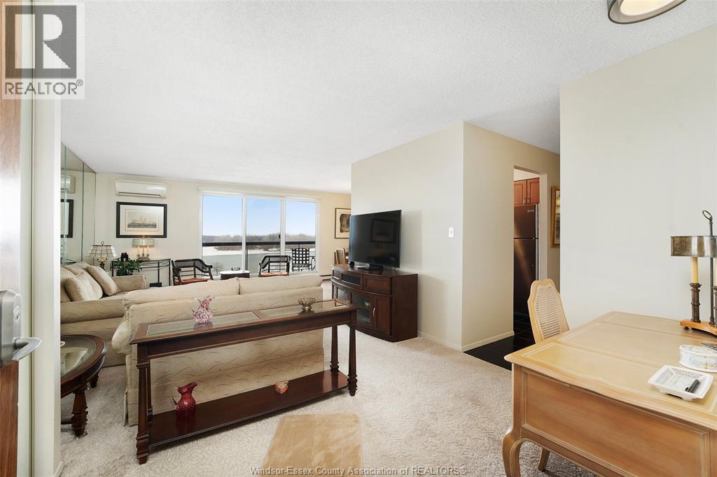 9099 Riverside Dr E Unit# E1017, Windsor, ON - Indoor Photo Showing Living Room