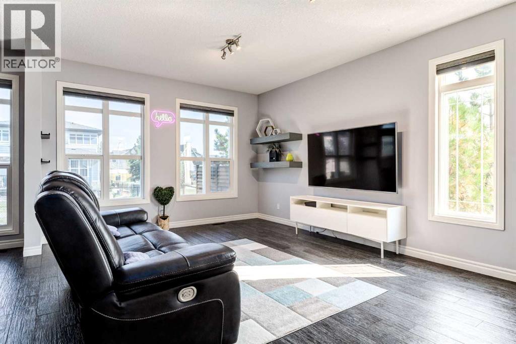 14 Marquis Heights Se, Calgary, AB - Indoor Photo Showing Living Room