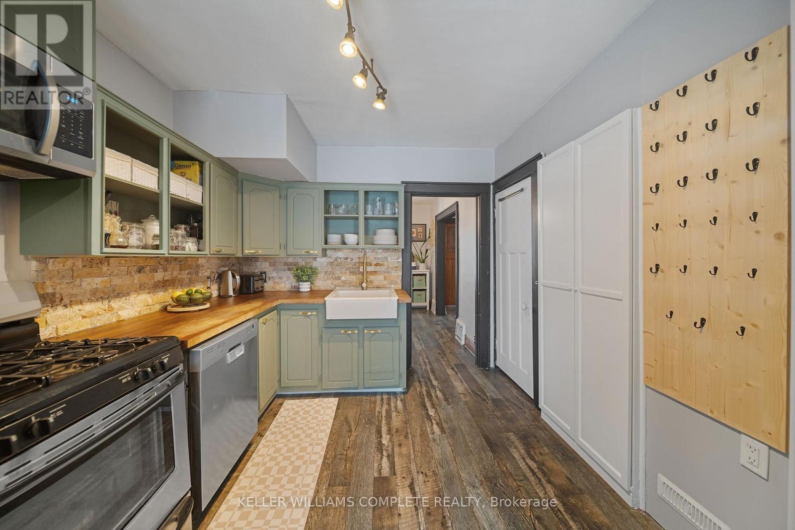 22 Cope Street, Hamilton, ON - Indoor Photo Showing Kitchen