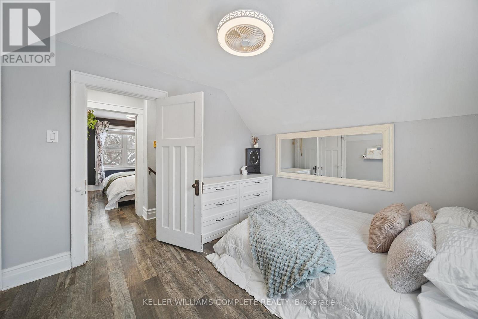 22 Cope Street, Hamilton, ON - Indoor Photo Showing Bedroom