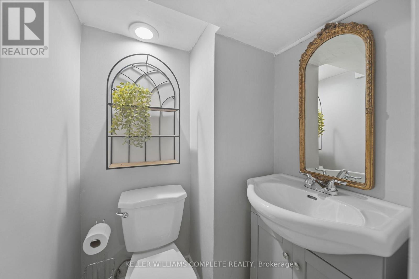 22 Cope Street, Hamilton, ON - Indoor Photo Showing Bathroom