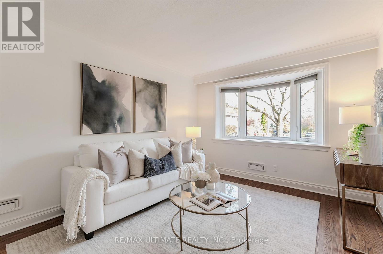 110 De Quincy Boulevard, Toronto, ON - Indoor Photo Showing Living Room