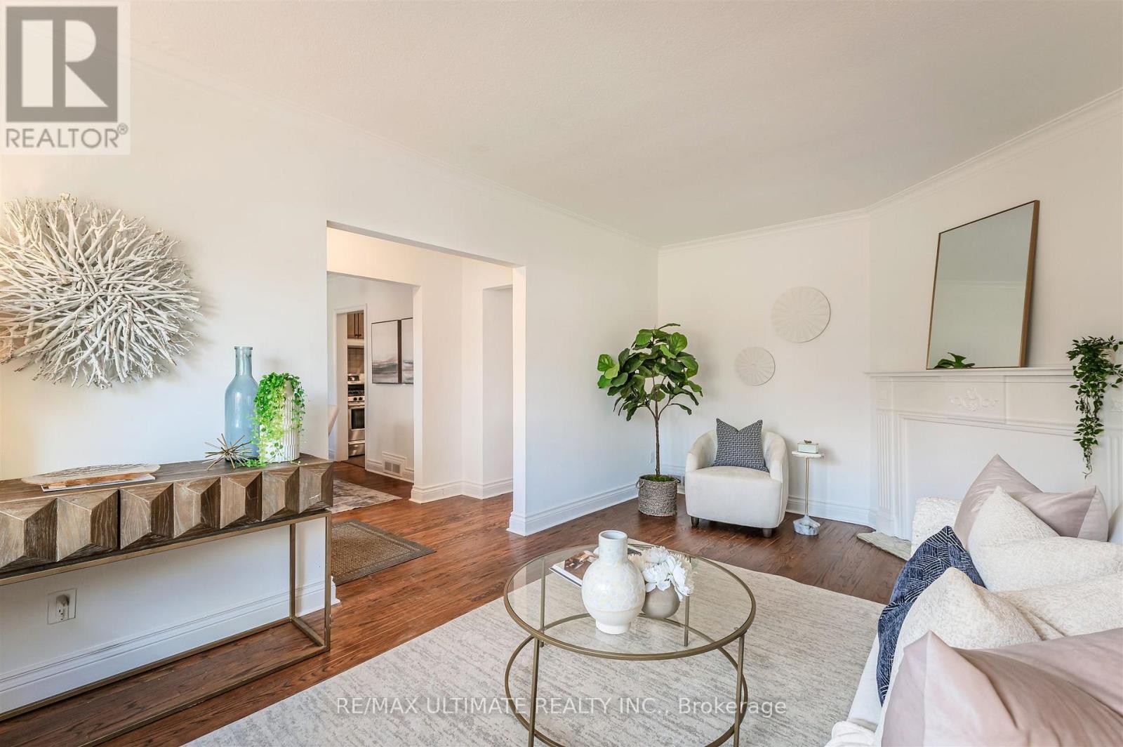 110 De Quincy Boulevard, Toronto, ON - Indoor Photo Showing Living Room